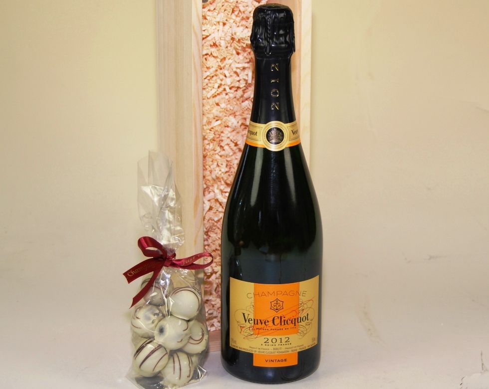 Veuve Clicquot Vintage Brut 2012 & Truffles Wood Box